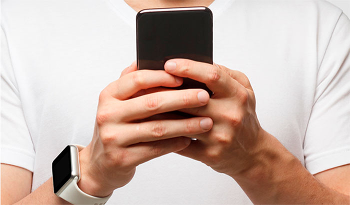 man shopping the newest smartphones with Spectrum Mobile